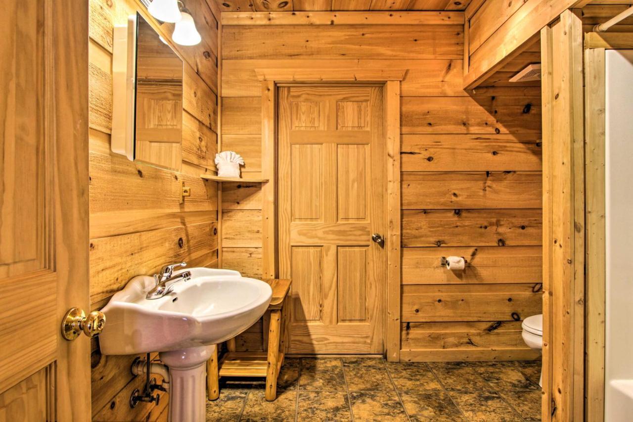Sevierville Sanctuary Hot Tub, Pool Table And Deck! ภายนอก รูปภาพ
